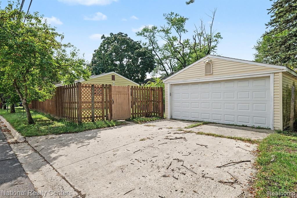 1069 Urbancrest Drive Property Photo 2
