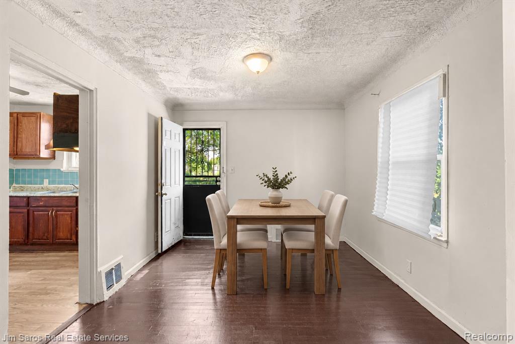 3364 Ewald Circle Property Photo 3