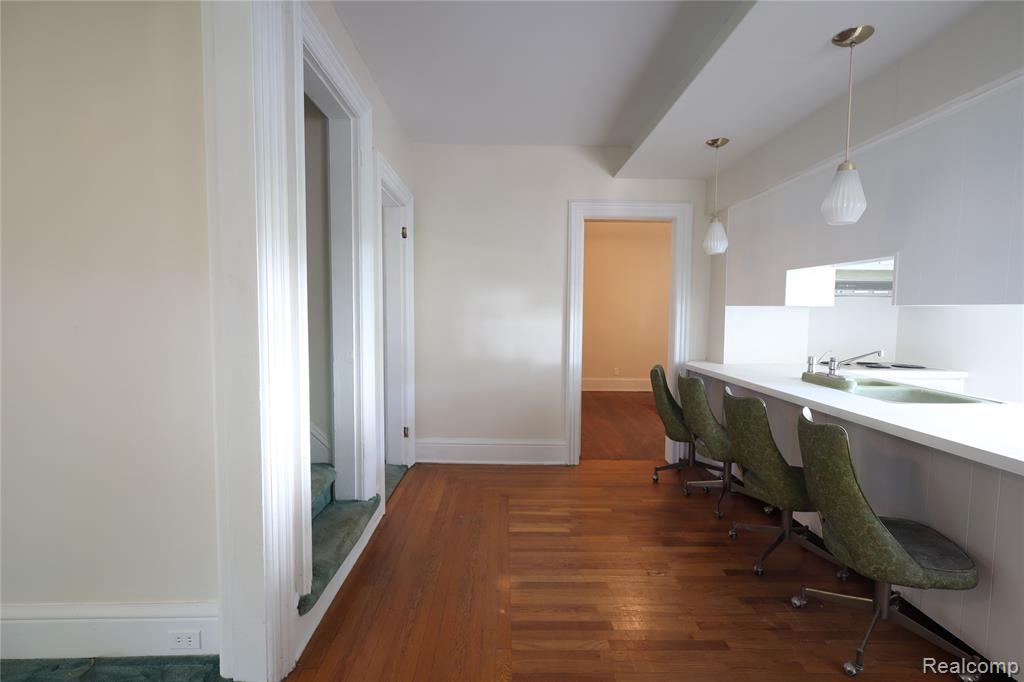 426 E 4th Street Property Photo 5