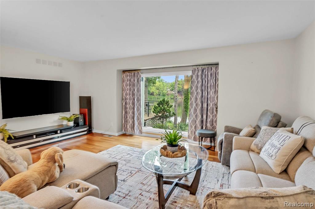 5076 Watergate Road Property Photo 11