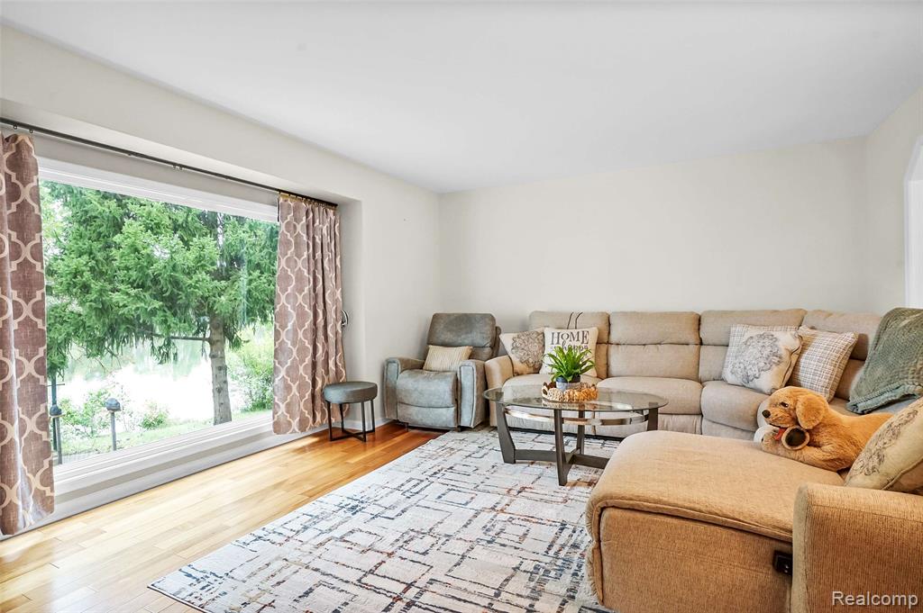5076 Watergate Road Property Photo 13