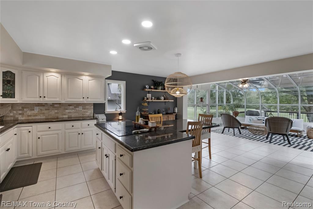 7492 River Road Property Photo 12