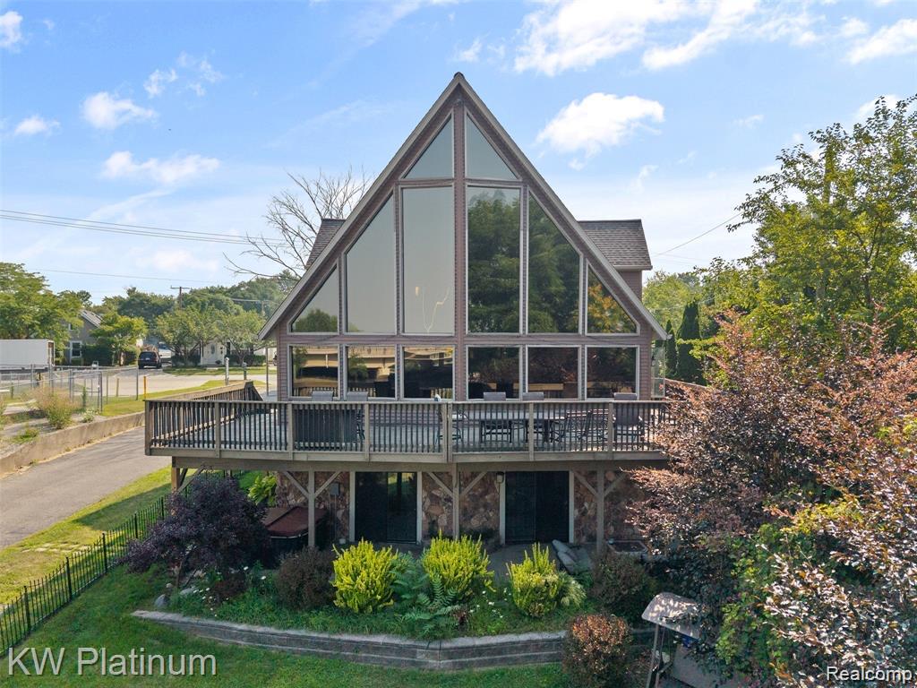 1907 Riverside Drive Property Photo 1