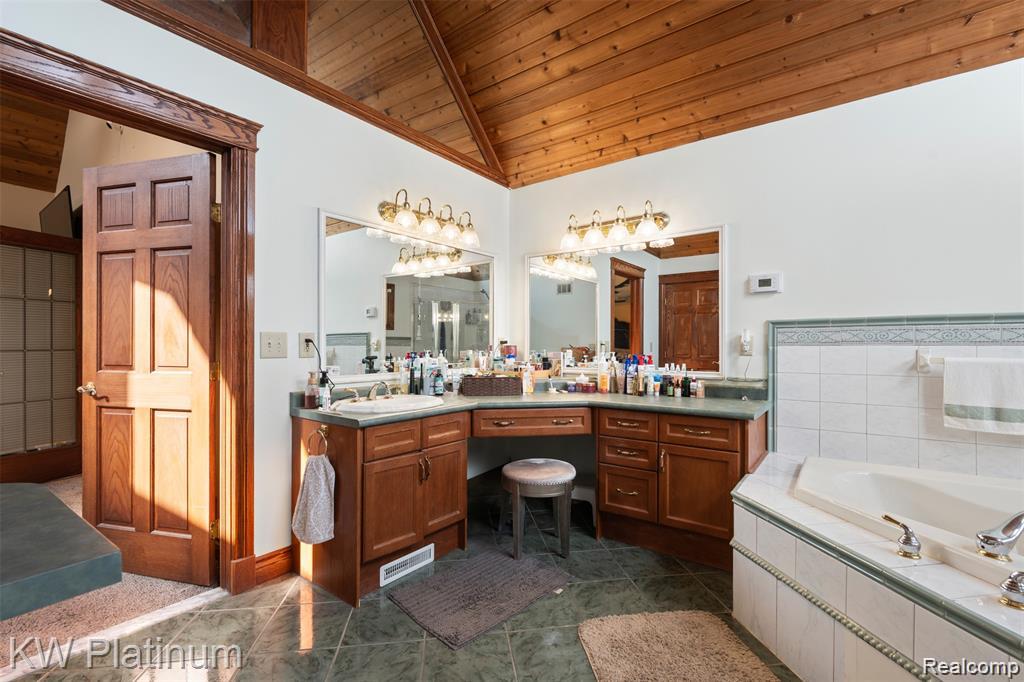 1907 Riverside Drive Property Photo 24