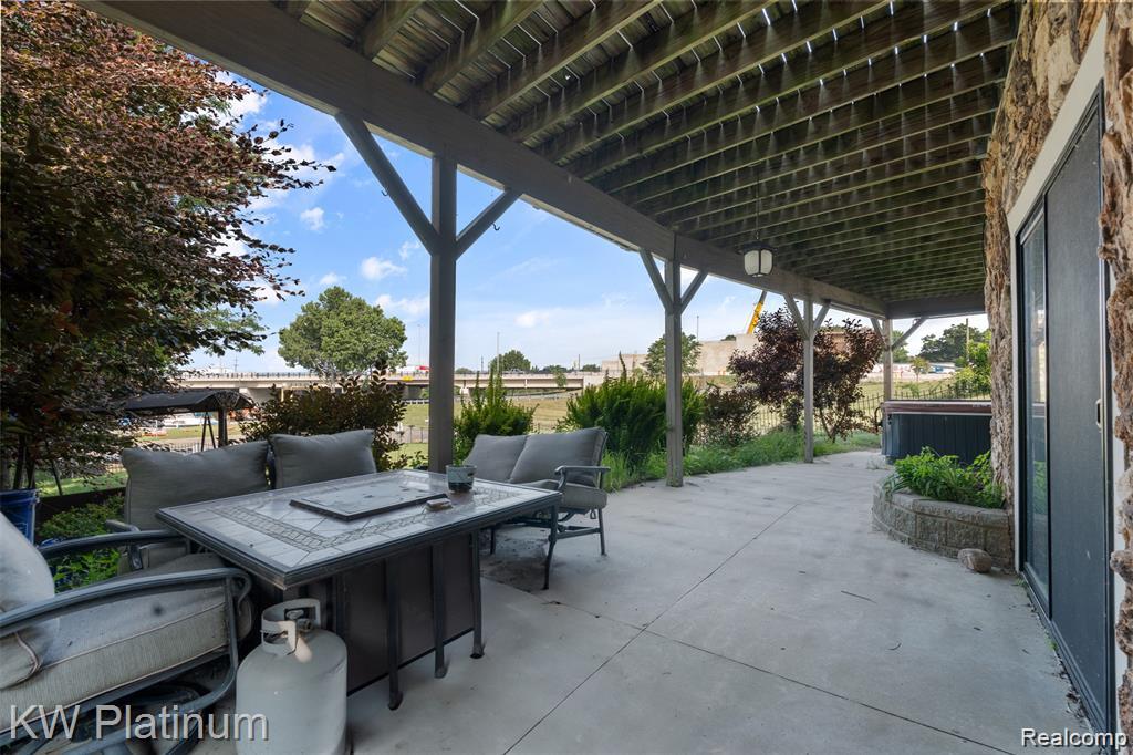 1907 Riverside Drive Property Photo 38