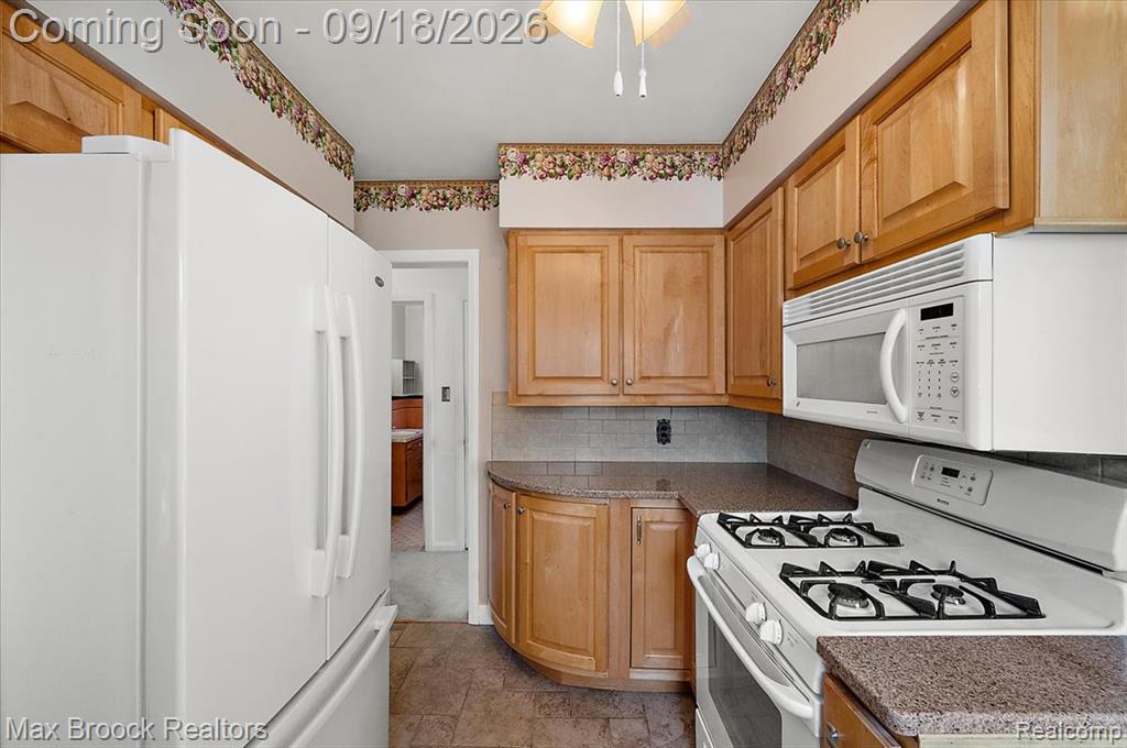 22665 Madison Street Property Photo 9
