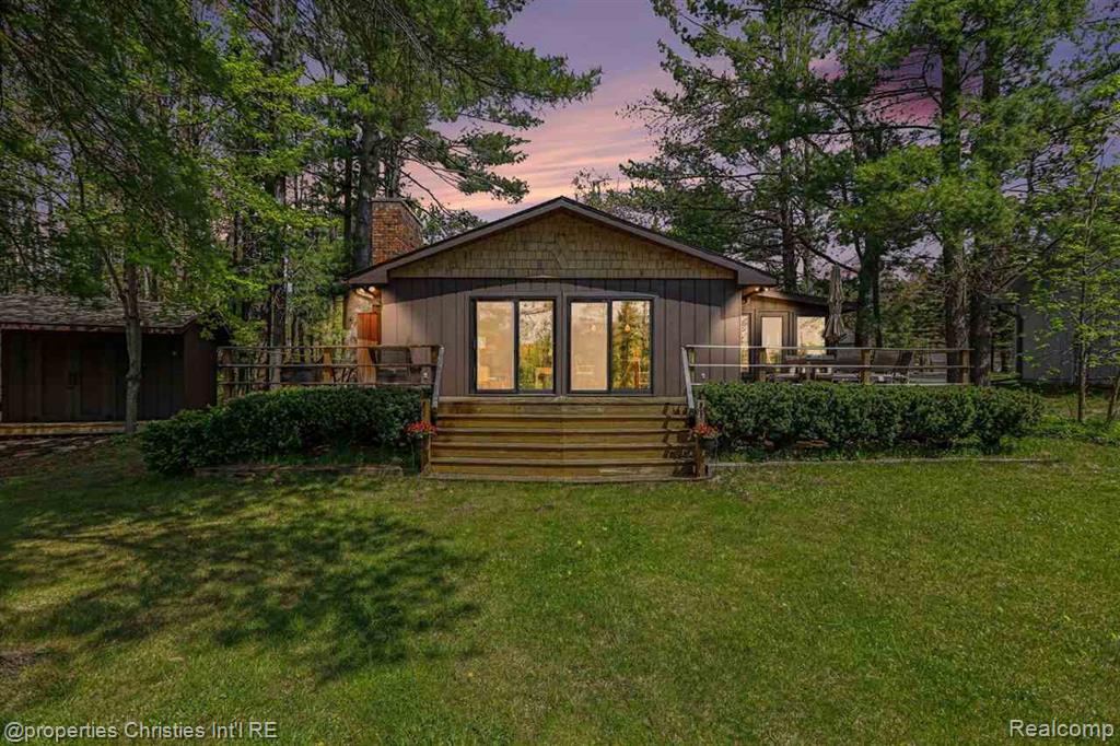 1405 N Shore Drive Property Photo 1