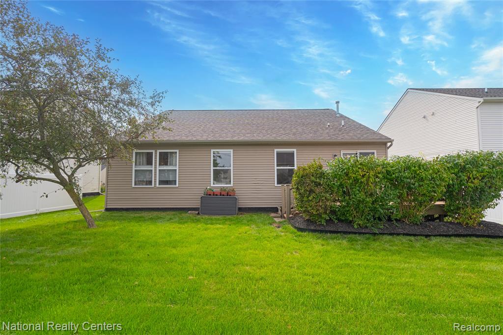 8515 Hawthorn Hill Property Photo 3