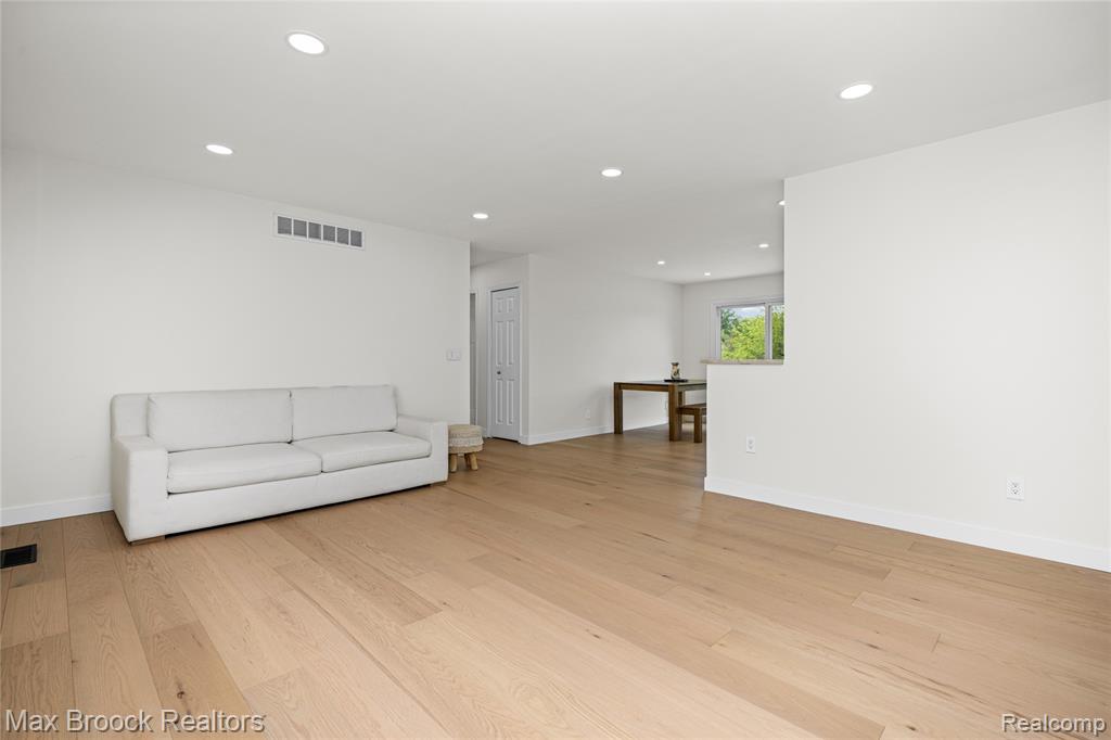 2000 Matthew Street Property Photo 7