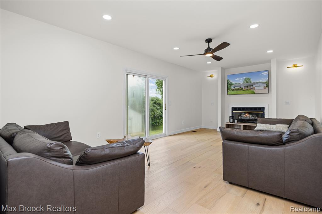 2000 Matthew Street Property Photo 22