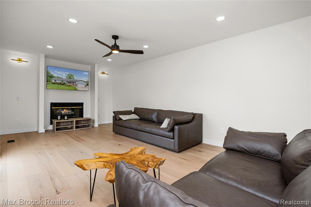 2000 Matthew Street Property Photo 23