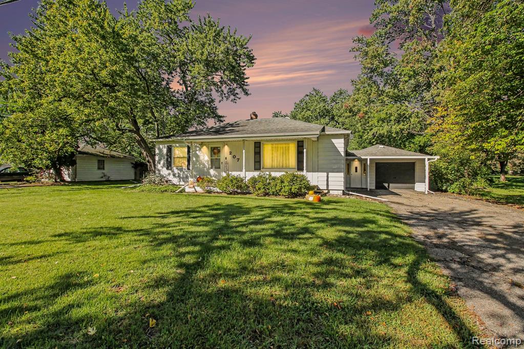 207 N Elms Road Property Photo 1
