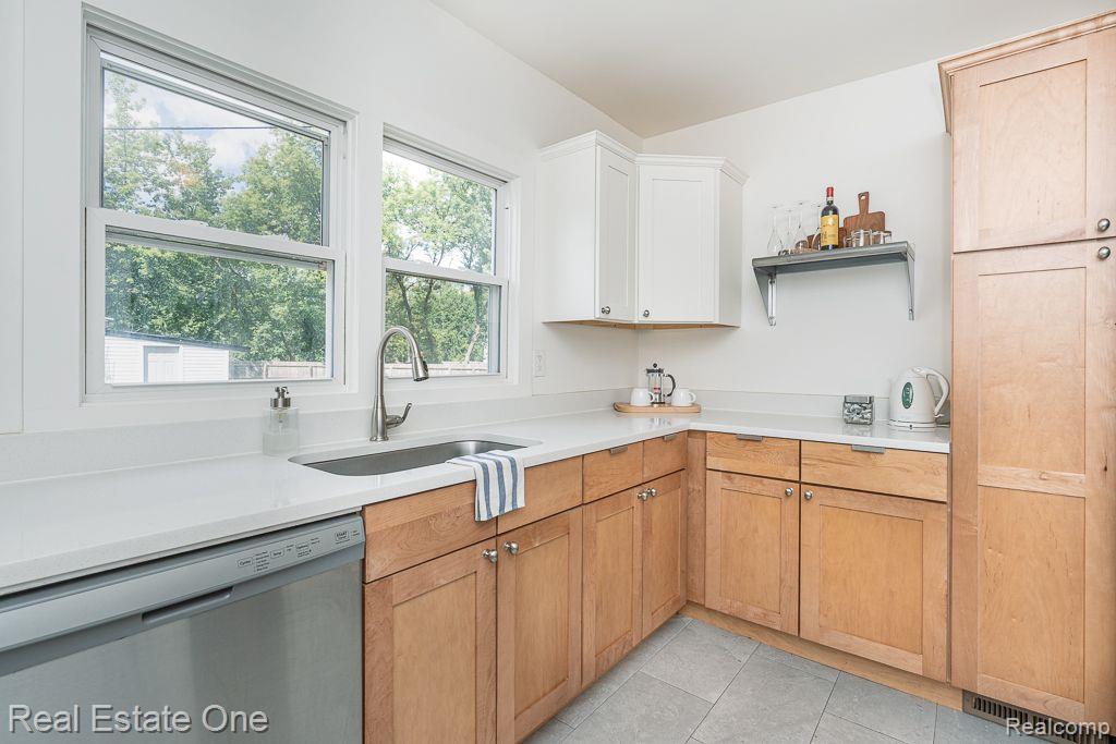 2388 W Auburn Road Property Photo 4