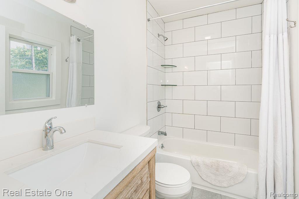 2388 W Auburn Road Property Photo 15