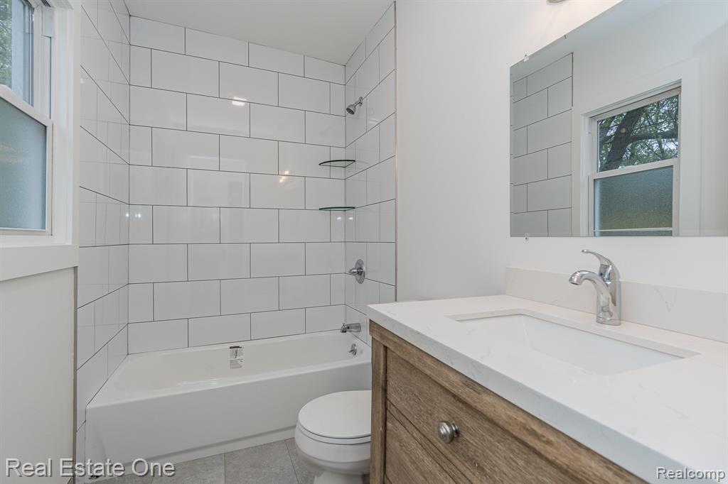 2388 W Auburn Road Property Photo 26