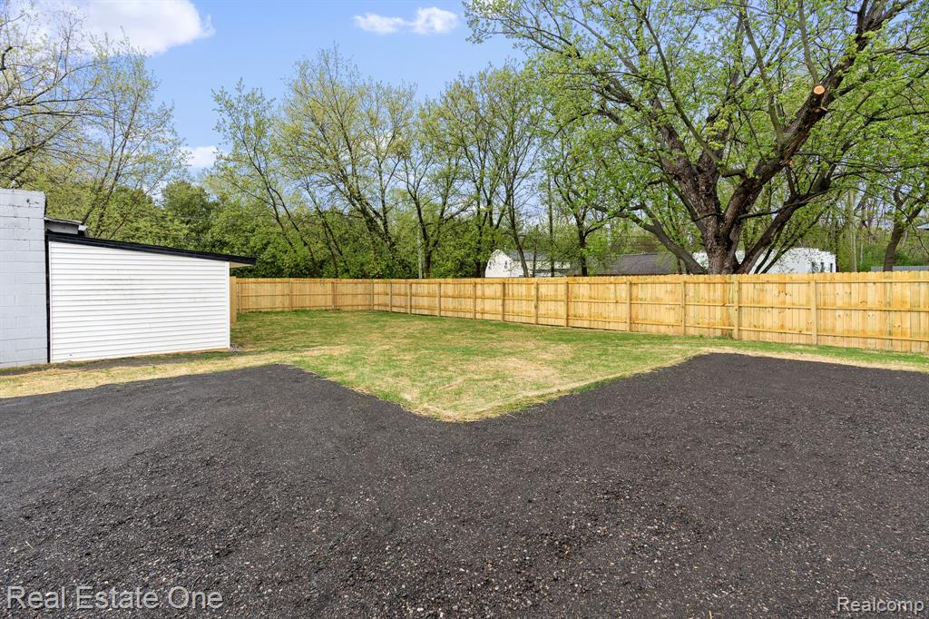 2388 W Auburn Road Property Photo 31
