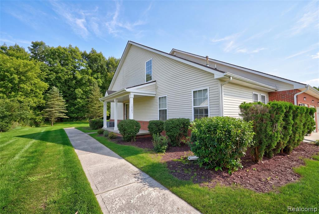 10207 Sunrise Drive Property Photo 4