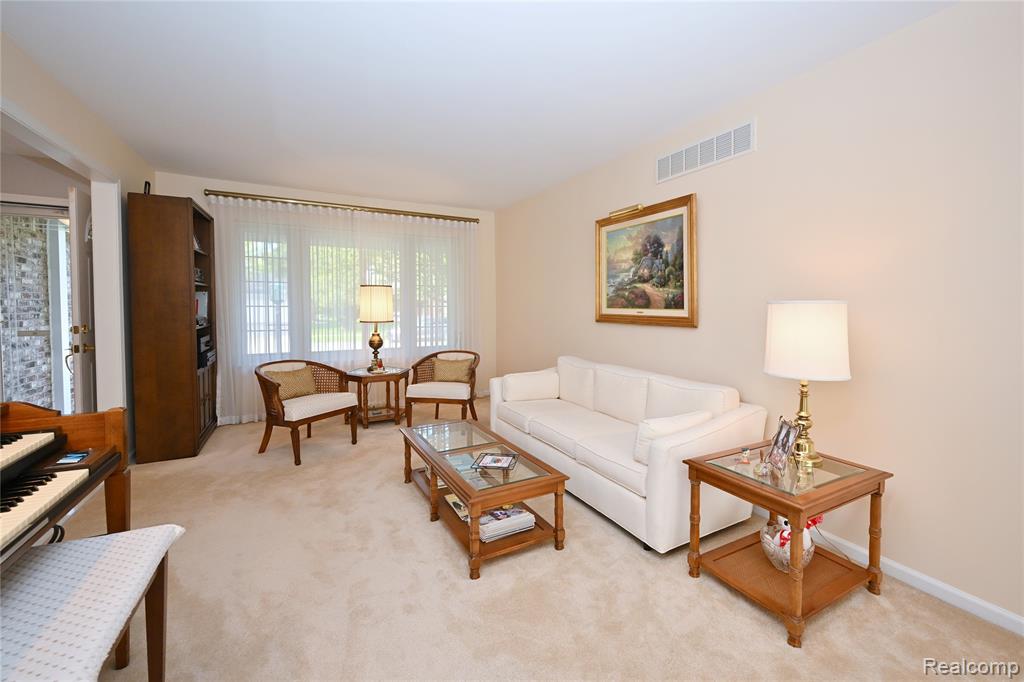 5104 Prentis Drive Property Photo 4