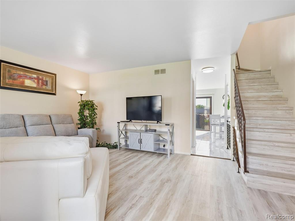 20937 Sherman Avenue Property Photo 2