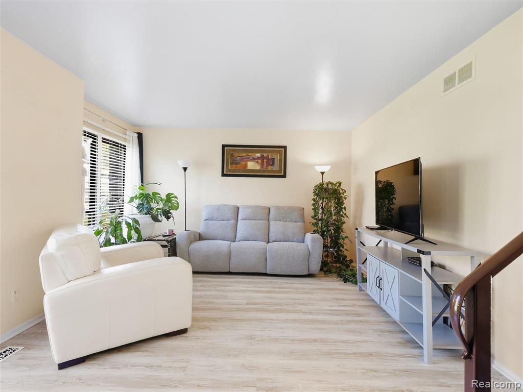 20937 Sherman Avenue Property Photo 3
