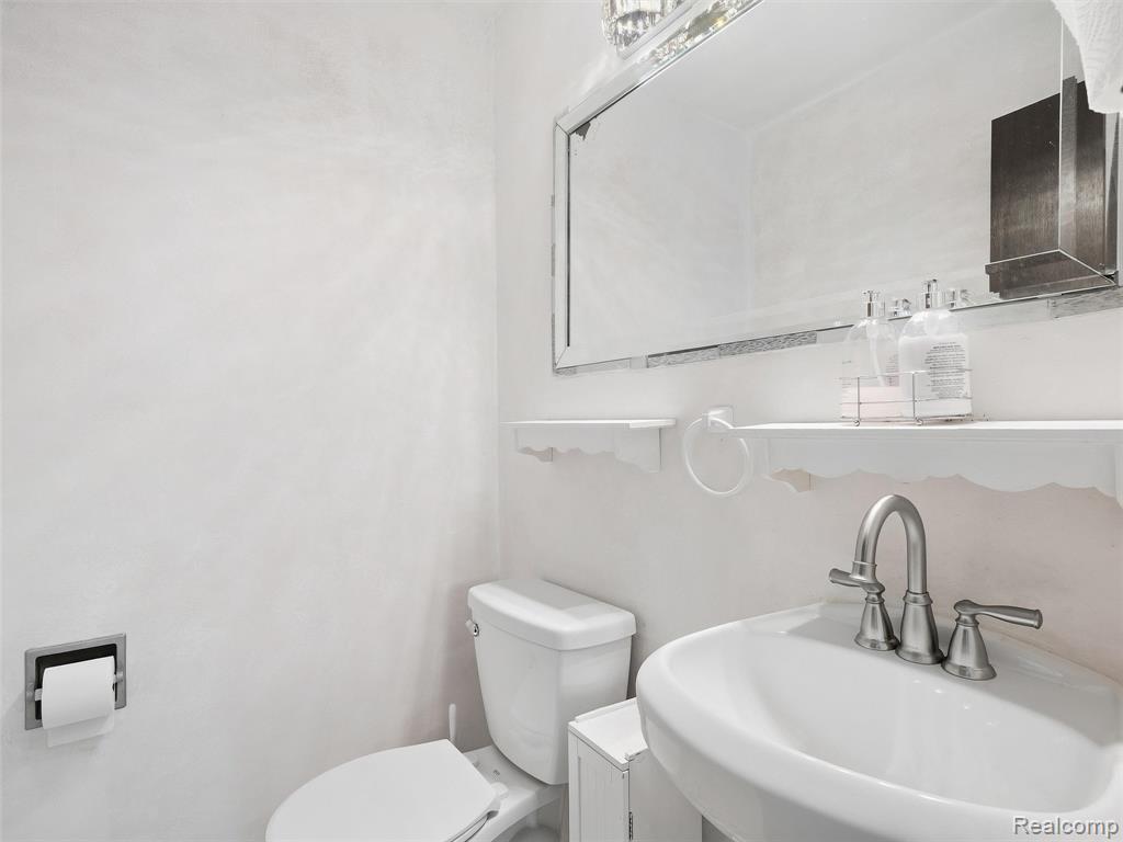 20937 Sherman Avenue Property Photo 6
