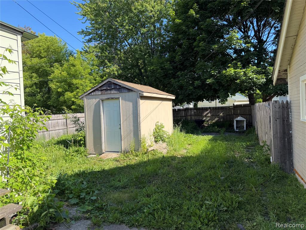 909 Pine Street Property Photo 3