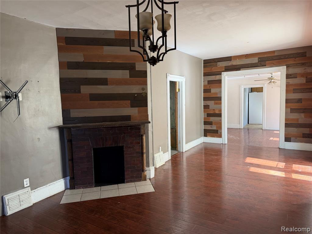 909 Pine Street Property Photo 4