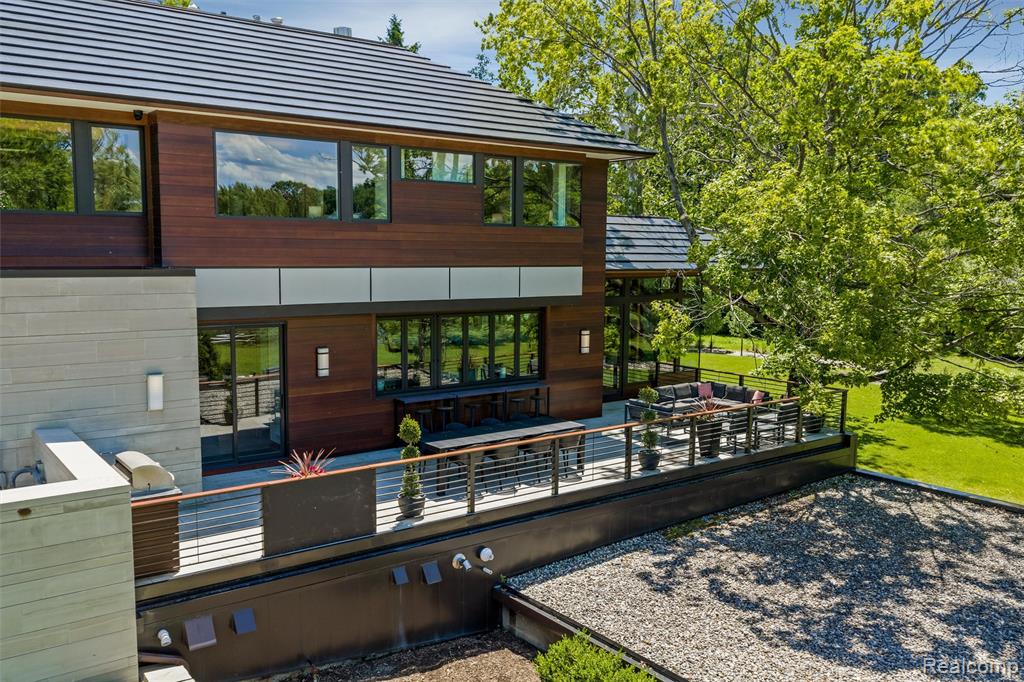 2700 Squirrel Road Property Photo 4