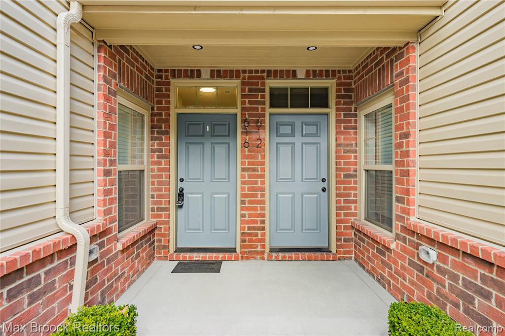 616 Pointe Drive Property Photo 2