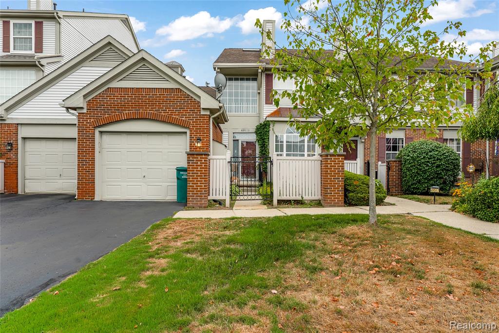 49523 Pointe Crossing Property Photo 1