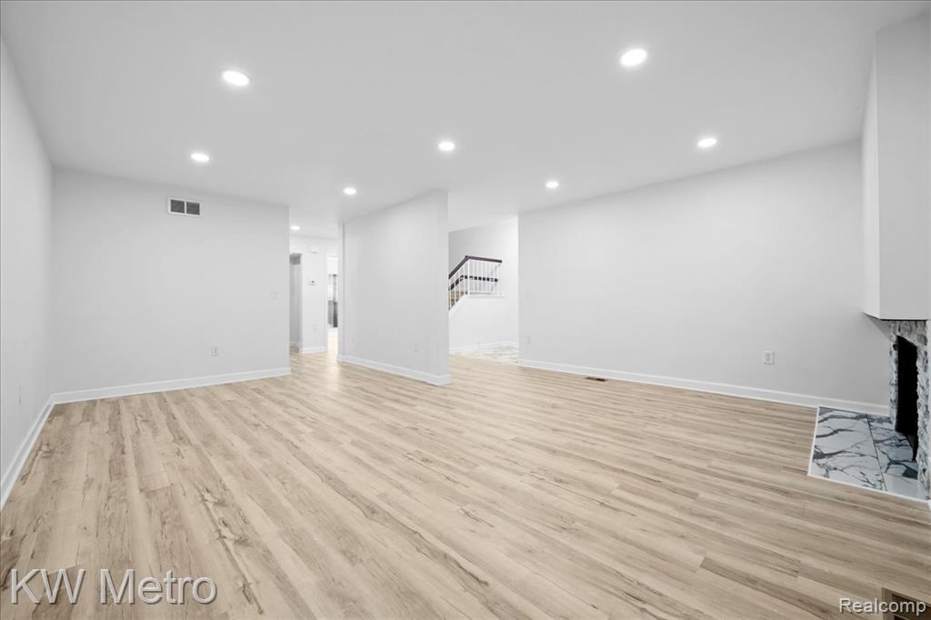 25168 Maplebrooke Drive Property Photo 5
