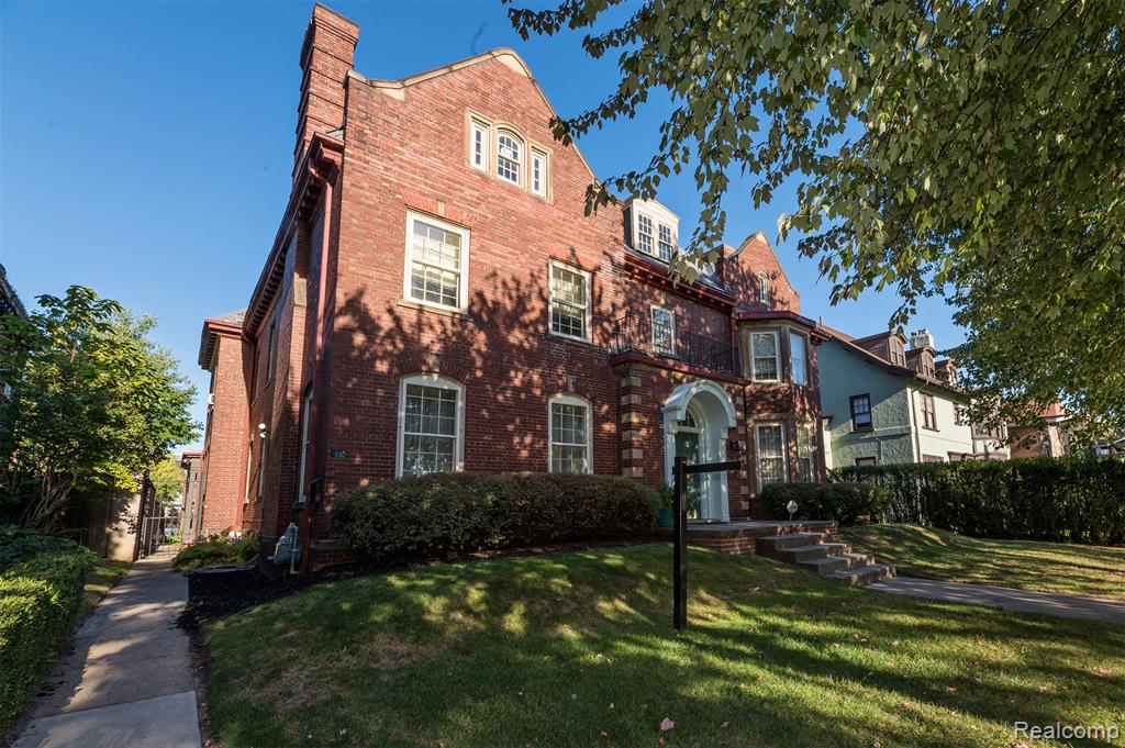 700 Parker Street Property Photo 1