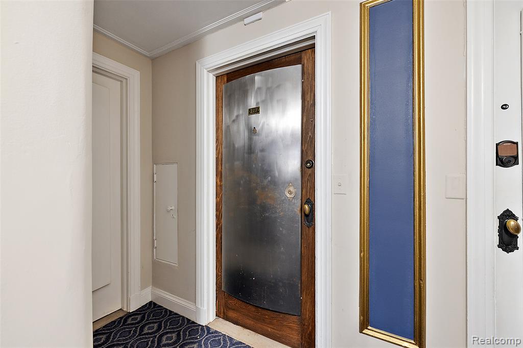 15 E Kirby Street Property Photo 8