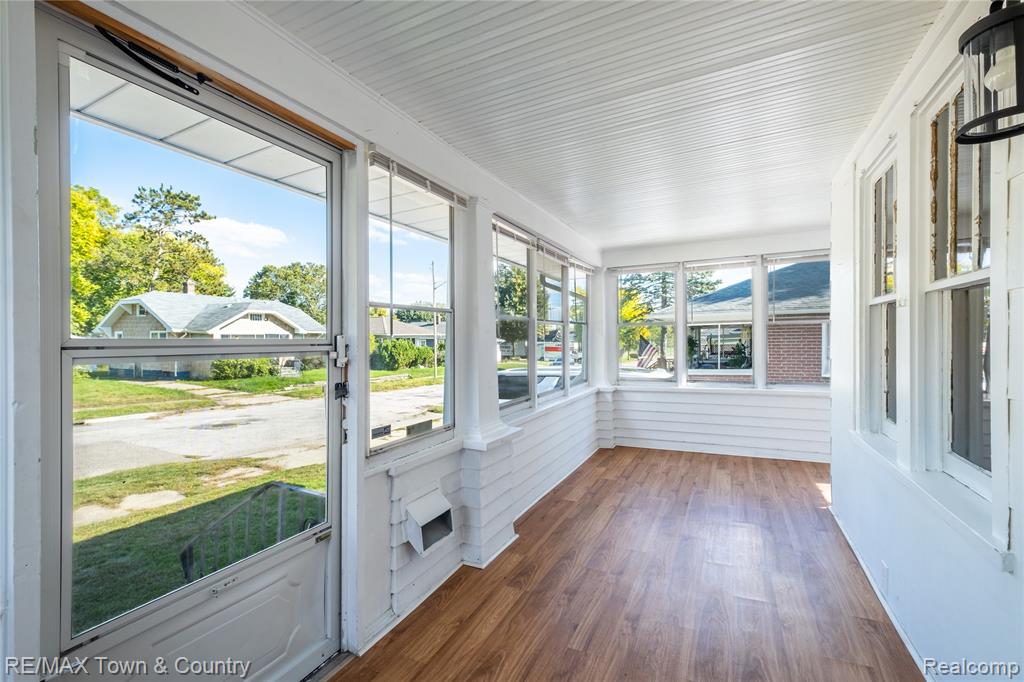 701 Saint Clair Avenue Property Photo 3