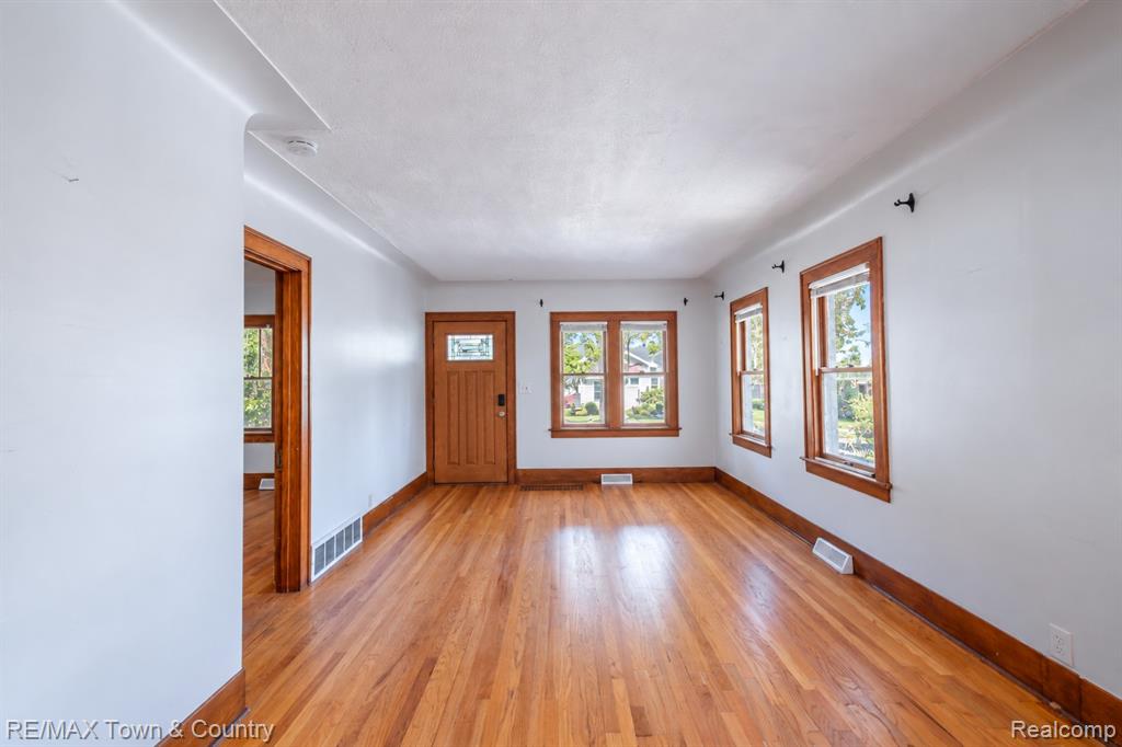 701 Saint Clair Avenue Property Photo 4