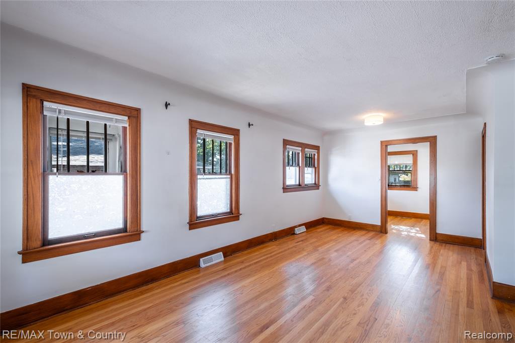 701 Saint Clair Avenue Property Photo 5