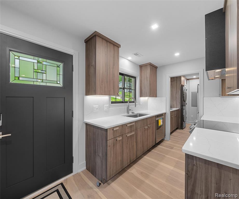 466 East Street Property Photo 3
