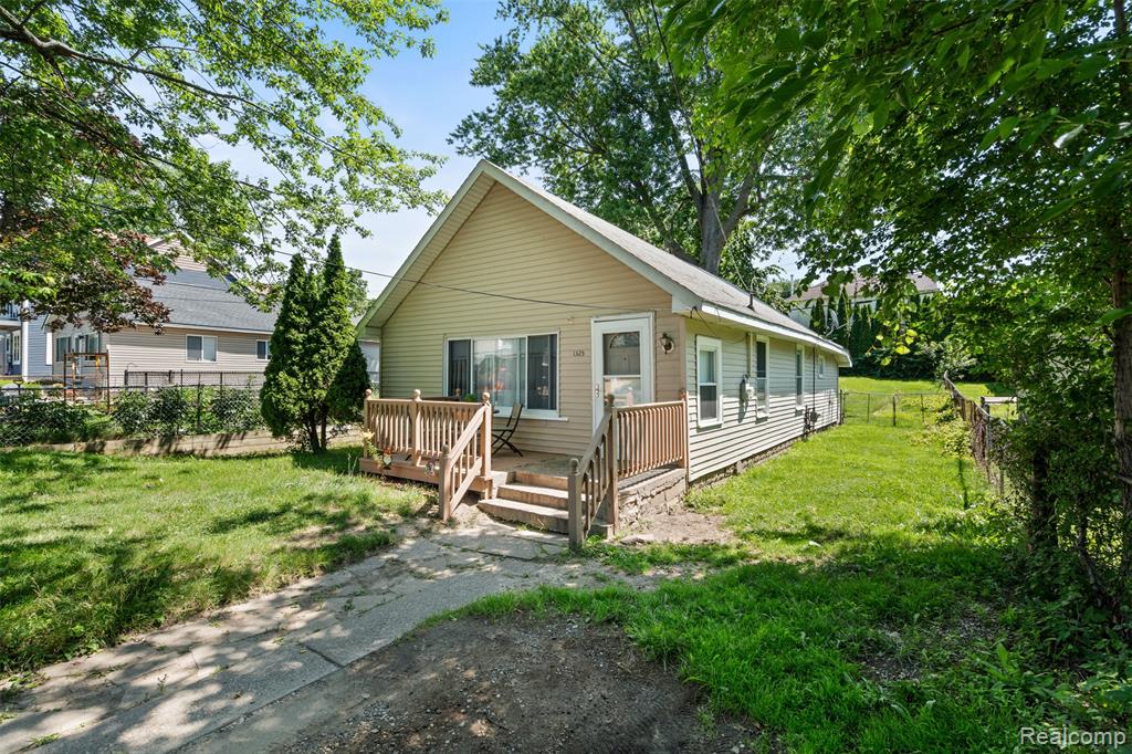 1325 E Lake Drive Property Photo 2