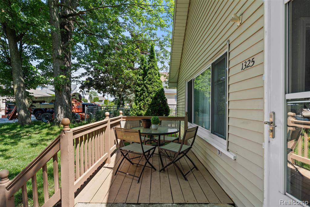 1325 E Lake Drive Property Photo 4
