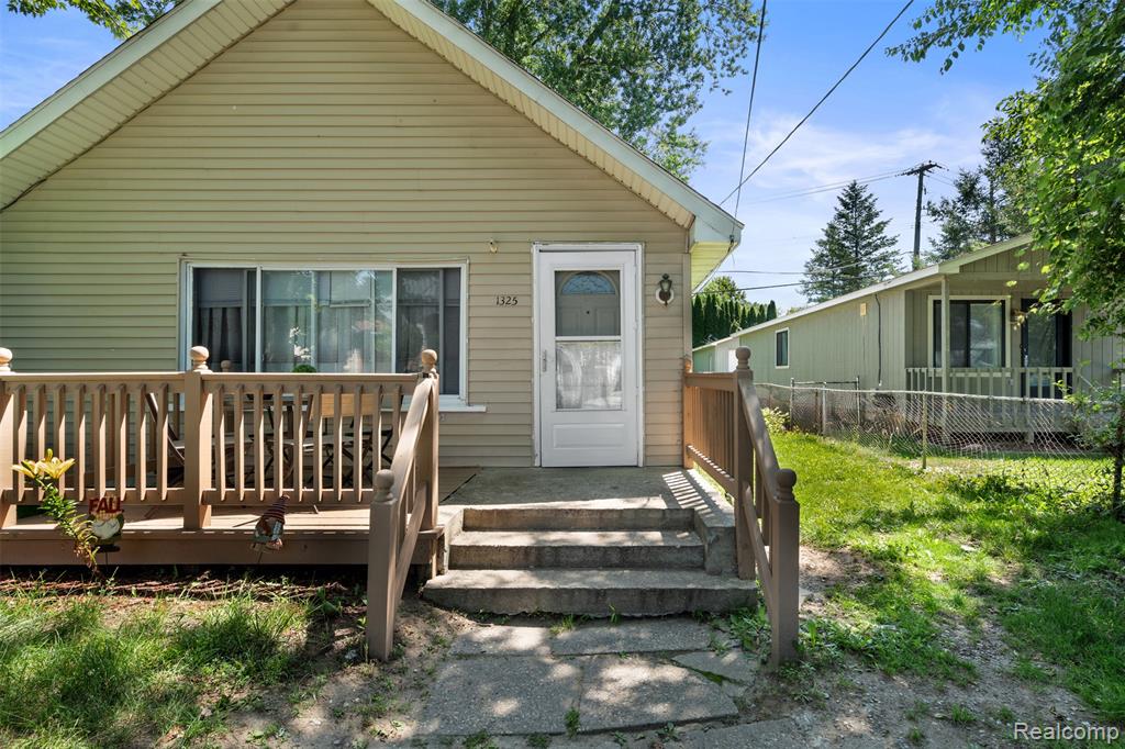 1325 E Lake Drive Property Photo 6