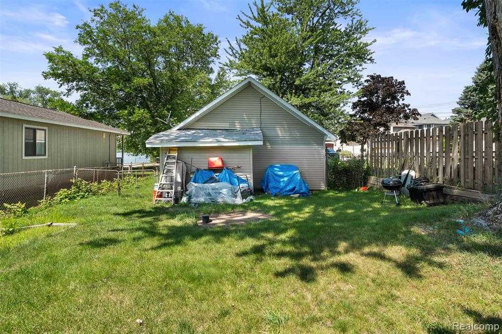 1325 E Lake Drive Property Photo 28