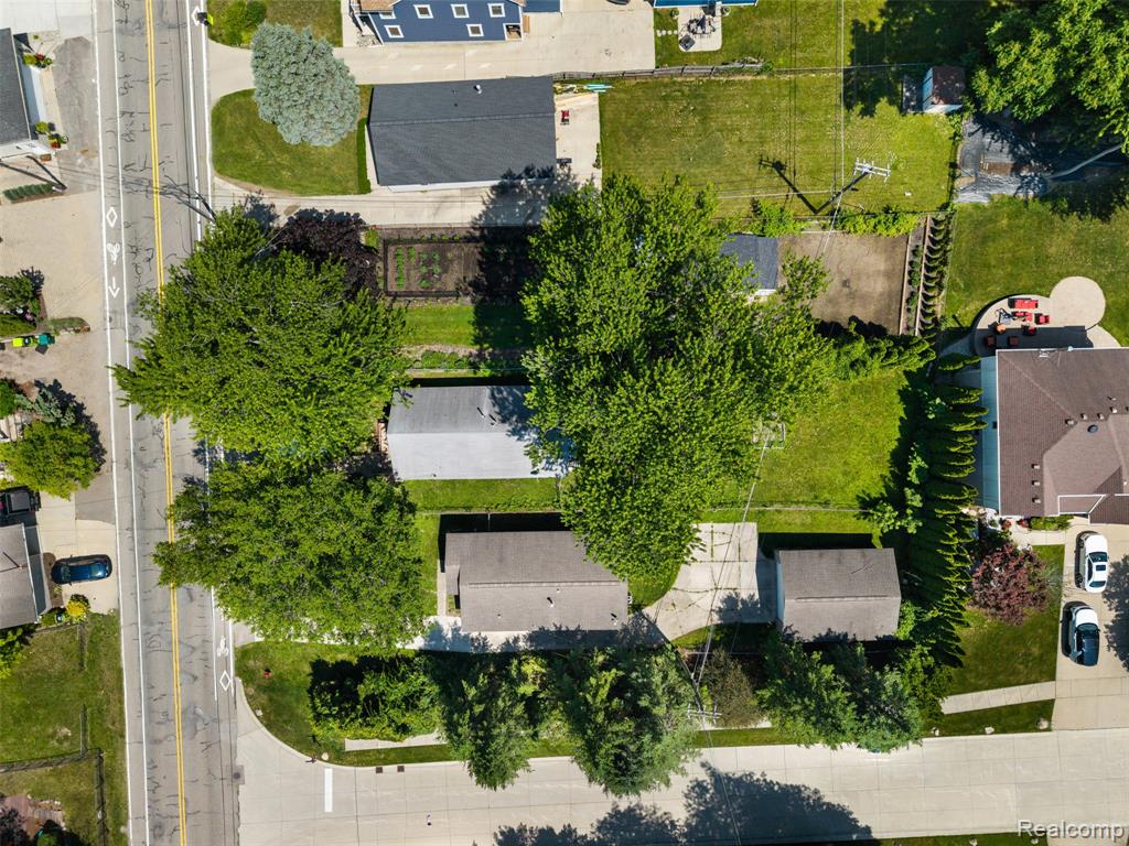 1325 E Lake Drive Property Photo 35