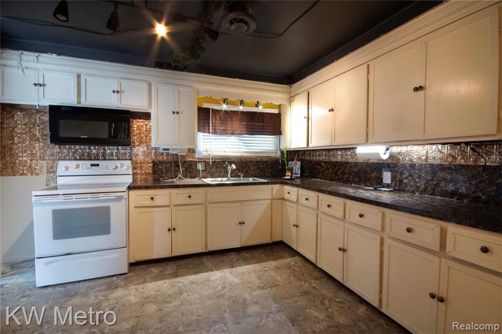 25405 Miracle Drive Property Photo 3