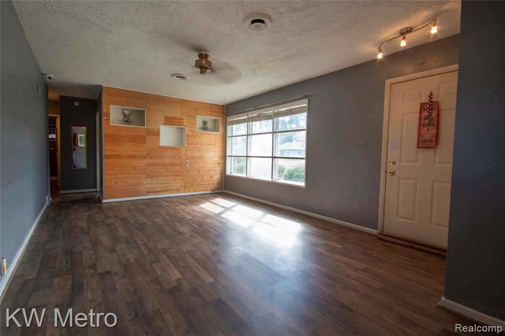25405 Miracle Drive Property Photo 6