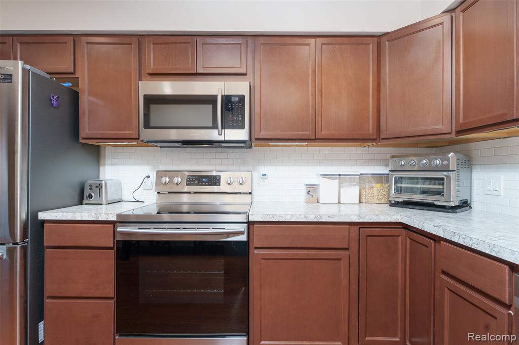 81 Groveland Drive Property Photo 8
