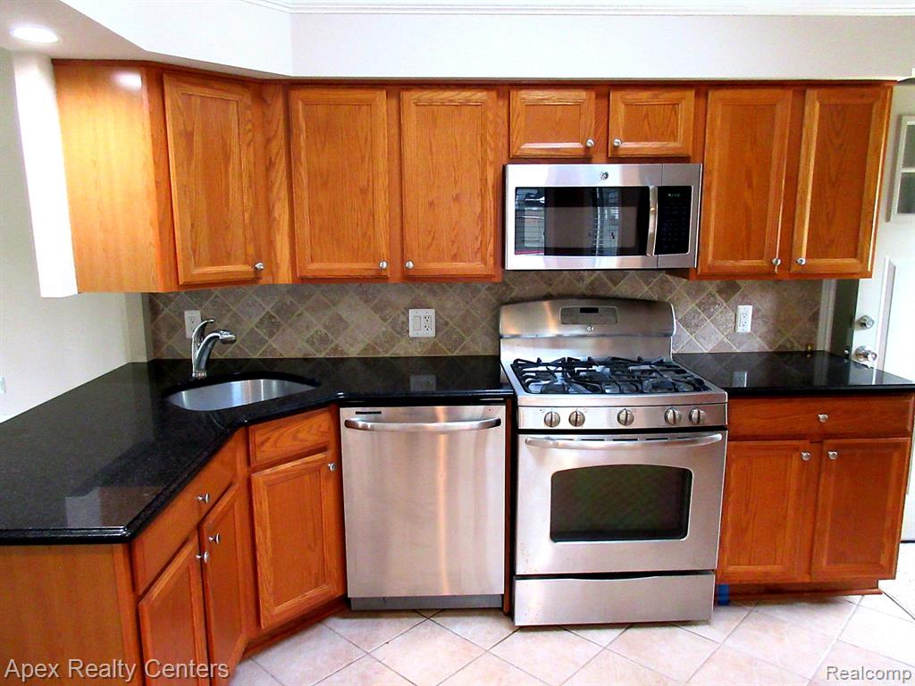 24808 Lauren Avenue Property Photo 9