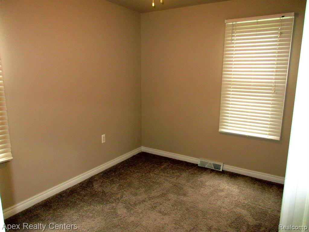 24808 Lauren Avenue Property Photo 12