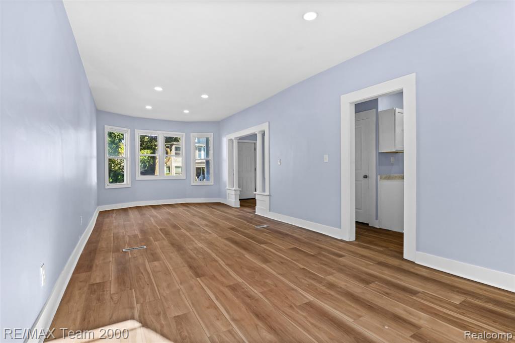 2435 Canton Street Property Photo 10