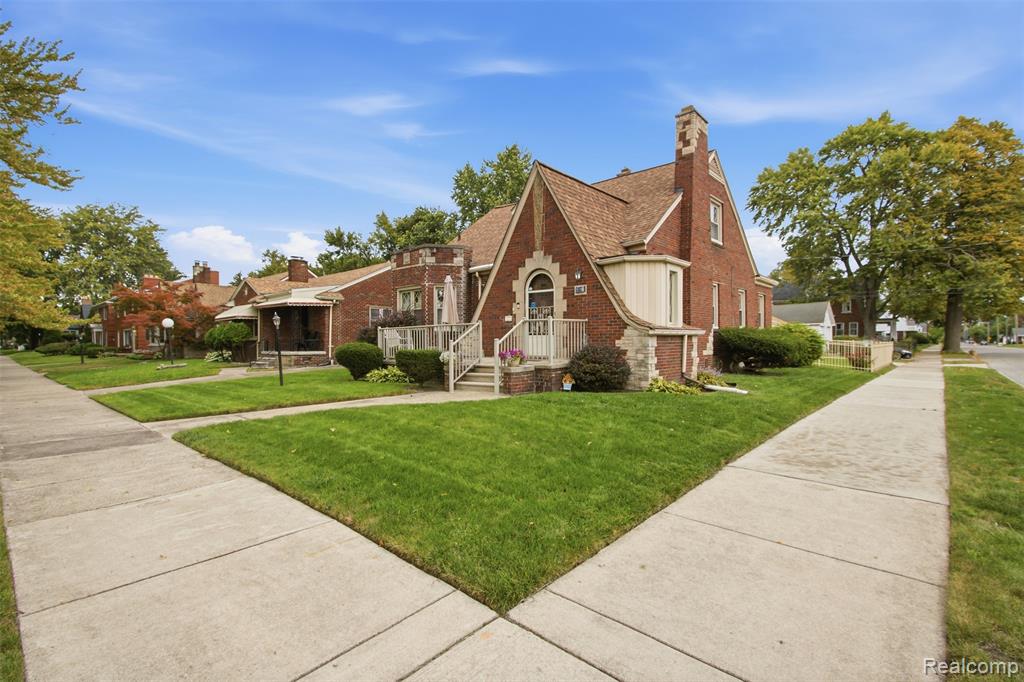 202 Riverside Drive Property Photo 2