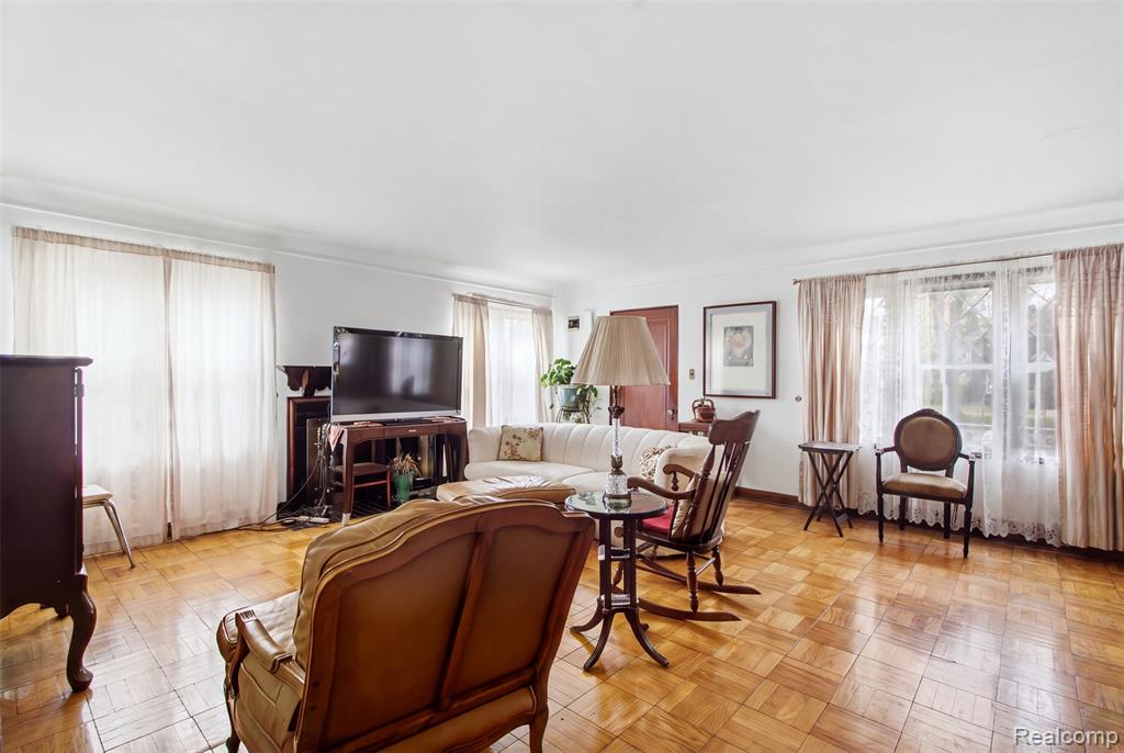 202 Riverside Drive Property Photo 4
